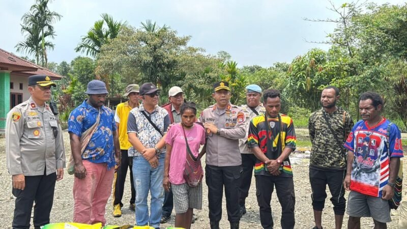 Satgas Kepolisian Operasi Damai Cartenz menyerahkan Demerina kepada pihak keluarga yang secara resmi diwakili oleh kepala satuan kewilayahan tingkat Kabupaten Mimika, dalam hal ini Kapolres Mimika, AKBP Alfredo Agustinus Rumbiak, Jumat (25/9/2026). (Foto: Satgas Humas Operasi Damai Cartenz 2026)