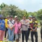 Satgas Kepolisian Operasi Damai Cartenz menyerahkan Demerina kepada pihak keluarga yang secara resmi diwakili oleh kepala satuan kewilayahan tingkat Kabupaten Mimika, dalam hal ini Kapolres Mimika, AKBP Alfredo Agustinus Rumbiak, Jumat (25/9/2026). (Foto: Satgas Humas Operasi Damai Cartenz 2026)