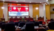 Suasan Rapat Paripurna dengan agenda pembacaan nota pengantar keuangan APBD Perubahan 2026 di Kantor DPRD Mimika, Sabtu (26/9/2026). (Foto: Galeri Papua/Rachmat Julaini)