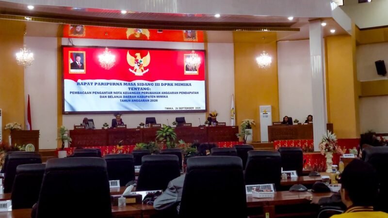 Suasan Rapat Paripurna dengan agenda pembacaan nota pengantar keuangan APBD Perubahan 2026 di Kantor DPRD Mimika, Sabtu (26/9/2026). (Foto: Galeri Papua/Rachmat Julaini)