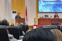 Ketua Fraksi Golkar DPRK Mimika, Iwan Anwar, membacakan pandangan umum fraksinya dalam Rapat Paripurna II Masa Sidang III DPRK Mimika, Sabtu (26/9/2026), di Ruang Rapat Paripurna DPRK Mimika, Jalan Cenderawasih, Timika. (Foto: Galeri Papua/Endy Langobelen)