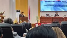 Ketua Fraksi Golkar DPRK Mimika, Iwan Anwar, membacakan pandangan umum fraksinya dalam Rapat Paripurna II Masa Sidang III DPRK Mimika, Sabtu (26/9/2026), di Ruang Rapat Paripurna DPRK Mimika, Jalan Cenderawasih, Timika. (Foto: Galeri Papua/Endy Langobelen)
