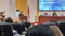 Ketua Fraksi Golkar DPRK Mimika, Iwan Anwar, membacakan pandangan umum fraksinya dalam Rapat Paripurna II Masa Sidang III DPRK Mimika, Sabtu (26/9/2026), di Ruang Rapat Paripurna DPRK Mimika, Jalan Cenderawasih, Timika. (Foto: Galeri Papua/Endy Langobelen)