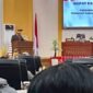 Ketua Fraksi Golkar DPRK Mimika, Iwan Anwar, membacakan pandangan umum fraksinya dalam Rapat Paripurna II Masa Sidang III DPRK Mimika, Sabtu (26/9/2026), di Ruang Rapat Paripurna DPRK Mimika, Jalan Cenderawasih, Timika. (Foto: Galeri Papua/Endy Langobelen)