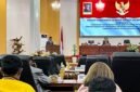 Ketua Fraksi PKB DPRK Mimika, Benyamin Sirira, membacakan pandangan umum fraksi dalam Rapat Paripurna II Masa Sidang III DPRK Mimika, Sabtu (26/9/2026). (Foto: Galeri Papua/Endy Langobelen)