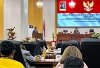Ketua Fraksi PKB DPRK Mimika, Benyamin Sirira, membacakan pandangan umum fraksi dalam Rapat Paripurna II Masa Sidang III DPRK Mimika, Sabtu (26/9/2026). (Foto: Galeri Papua/Endy Langobelen)