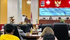 Ketua Fraksi PKB DPRK Mimika, Benyamin Sirira, membacakan pandangan umum fraksi dalam Rapat Paripurna II Masa Sidang III DPRK Mimika, Sabtu (26/9/2026). (Foto: Galeri Papua/Endy Langobelen)
