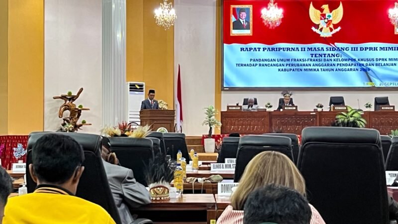 Ketua Fraksi PKB DPRK Mimika, Benyamin Sirira, membacakan pandangan umum fraksi dalam Rapat Paripurna II Masa Sidang III DPRK Mimika, Sabtu (26/9/2026). (Foto: Galeri Papua/Endy Langobelen)