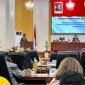 Ketua Fraksi PKB DPRK Mimika, Benyamin Sirira, membacakan pandangan umum fraksi dalam Rapat Paripurna II Masa Sidang III DPRK Mimika, Sabtu (26/9/2026). (Foto: Galeri Papua/Endy Langobelen)