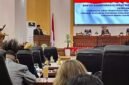 Ketua Fraksi PDI Perjuangan DPRK Mimika, Adrian Andhika Thie, membacakan pandangan umum fraksinya dalam Rapat Paripurna II Masa Sidang III DPRK Mimika tentang APBD Perubahan Kabupaten Mimika Tahun Anggaran 2026 di Ruang Rapat Paripurna DPRK Mimika, Sabtu (26/9/2026). (Foto: Galeri Papua/Endy Langobelen)
