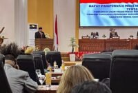 Ketua Fraksi PDI Perjuangan DPRK Mimika, Adrian Andhika Thie, membacakan pandangan umum fraksinya dalam Rapat Paripurna II Masa Sidang III DPRK Mimika tentang APBD Perubahan Kabupaten Mimika Tahun Anggaran 2026 di Ruang Rapat Paripurna DPRK Mimika, Sabtu (26/9/2026). (Foto: Galeri Papua/Endy Langobelen)