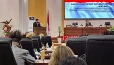 Ketua Fraksi PDI Perjuangan DPRK Mimika, Adrian Andhika Thie, membacakan pandangan umum fraksinya dalam Rapat Paripurna II Masa Sidang III DPRK Mimika tentang APBD Perubahan Kabupaten Mimika Tahun Anggaran 2026 di Ruang Rapat Paripurna DPRK Mimika, Sabtu (26/9/2026). (Foto: Galeri Papua/Endy Langobelen)