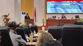 Ketua Fraksi PDI Perjuangan DPRK Mimika, Adrian Andhika Thie, membacakan pandangan umum fraksinya dalam Rapat Paripurna II Masa Sidang III DPRK Mimika tentang APBD Perubahan Kabupaten Mimika Tahun Anggaran 2026 di Ruang Rapat Paripurna DPRK Mimika, Sabtu (26/9/2026). (Foto: Galeri Papua/Endy Langobelen)