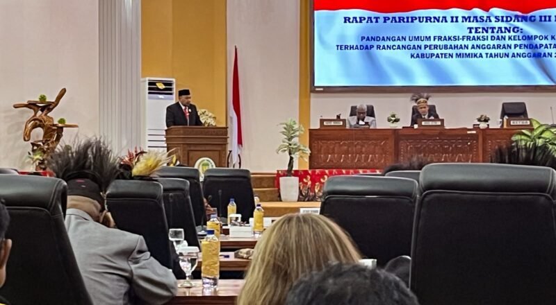 Ketua Fraksi PDI Perjuangan DPRK Mimika, Adrian Andhika Thie, membacakan pandangan umum fraksinya dalam Rapat Paripurna II Masa Sidang III DPRK Mimika tentang APBD Perubahan Kabupaten Mimika Tahun Anggaran 2026 di Ruang Rapat Paripurna DPRK Mimika, Sabtu (26/9/2026). (Foto: Galeri Papua/Endy Langobelen)