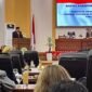 Ketua Fraksi PDI Perjuangan DPRK Mimika, Adrian Andhika Thie, membacakan pandangan umum fraksinya dalam Rapat Paripurna II Masa Sidang III DPRK Mimika tentang APBD Perubahan Kabupaten Mimika Tahun Anggaran 2026 di Ruang Rapat Paripurna DPRK Mimika, Sabtu (26/9/2026). (Foto: Galeri Papua/Endy Langobelen)