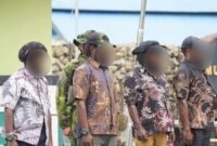 Empat anggota kelompok bersenjata OPM mengikuti Upacara Reintegrasi Nasional di halaman Makodim 1714/Puncak Jaya, Sabtu (26/9/2026). (Foto: Koops TNI Habema)