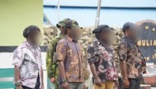 Empat anggota kelompok bersenjata OPM mengikuti Upacara Reintegrasi Nasional di halaman Makodim 1714/Puncak Jaya, Sabtu (26/9/2026). (Foto: Koops TNI Habema)