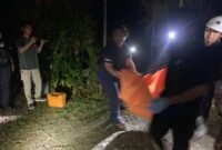 Korban dievakuasi oleh aparat kepolisian yang merespon ke lokasi kejadian. (Foto: Polres Mimika)