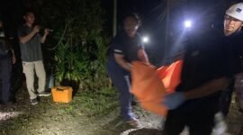 Korban dievakuasi oleh aparat kepolisian yang merespon ke lokasi kejadian. (Foto: Polres Mimika)