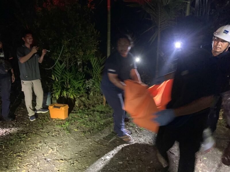 Korban dievakuasi oleh aparat kepolisian yang merespon ke lokasi kejadian. (Foto: Polres Mimika)