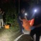 Korban dievakuasi oleh aparat kepolisian yang merespon ke lokasi kejadian. (Foto: Polres Mimika)