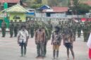 Empat orang yang disebut TNI sebagai anggota kelompok bersenjata OPM mengikuti Upacara Reintegrasi Nasional di halaman Makodim 1714/Puncak Jaya, Sabtu (26/9/2026). (Foto: Koops TNI Habema)