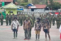 Empat orang yang disebut TNI sebagai anggota kelompok bersenjata OPM mengikuti Upacara Reintegrasi Nasional di halaman Makodim 1714/Puncak Jaya, Sabtu (26/9/2026). (Foto: Koops TNI Habema)