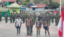 Empat orang yang disebut TNI sebagai anggota kelompok bersenjata OPM mengikuti Upacara Reintegrasi Nasional di halaman Makodim 1714/Puncak Jaya, Sabtu (26/9/2026). (Foto: Koops TNI Habema)