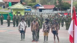 Empat orang yang disebut TNI sebagai anggota kelompok bersenjata OPM mengikuti Upacara Reintegrasi Nasional di halaman Makodim 1714/Puncak Jaya, Sabtu (26/9/2026). (Foto: Koops TNI Habema)