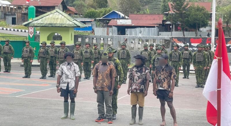 Empat orang yang disebut TNI sebagai anggota kelompok bersenjata OPM mengikuti Upacara Reintegrasi Nasional di halaman Makodim 1714/Puncak Jaya, Sabtu (26/9/2026). (Foto: Koops TNI Habema)