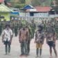 Empat orang yang disebut TNI sebagai anggota kelompok bersenjata OPM mengikuti Upacara Reintegrasi Nasional di halaman Makodim 1714/Puncak Jaya, Sabtu (26/9/2026). (Foto: Koops TNI Habema)