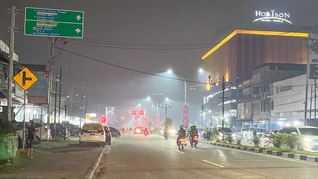 Kondisi Mimika diselimuti kabut asap pada 26 September 2026. (Foto: Galeri Papua/Endy Langobelen)