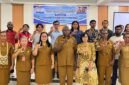 Foto bersama usai pembukaan kegiatan Pustakawan Muda/Lapak Baca yang digelar Dinas Pemuda dan Olahraga Mimika di Hotel Kanguru, Jalan Cenderawasih, Timika, Senin (28/9/2026). (Foto: Galeri Papua/Endy Langobelen)