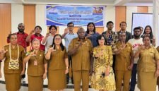 Foto bersama usai pembukaan kegiatan Pustakawan Muda/Lapak Baca yang digelar Dinas Pemuda dan Olahraga Mimika di Hotel Kanguru, Jalan Cenderawasih, Timika, Senin (28/9/2026). (Foto: Galeri Papua/Endy Langobelen)