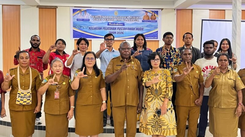 Foto bersama usai pembukaan kegiatan Pustakawan Muda/Lapak Baca yang digelar Dinas Pemuda dan Olahraga Mimika di Hotel Kanguru, Jalan Cenderawasih, Timika, Senin (28/9/2026). (Foto: Galeri Papua/Endy Langobelen)