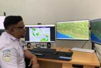 Prakirawan BMKG Stasiun Meteorologi Mozes Kilangin Timika, Stevan, saat ditemui di ruang kerjanya, Senin (28/9/2026). (Foto: Galeri Papua/Ahmad)
