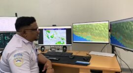 Prakirawan BMKG Stasiun Meteorologi Mozes Kilangin Timika, Stevan, saat ditemui di ruang kerjanya, Senin (28/9/2026). (Foto: Galeri Papua/Ahmad)