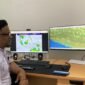 Prakirawan BMKG Stasiun Meteorologi Mozes Kilangin Timika, Stevan, saat ditemui di ruang kerjanya, Senin (28/9/2026). (Foto: Galeri Papua/Ahmad)