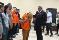 Bupati Johannes Rettob melantik Tim Reaksi Cepat (TRC) di Hotel Serayu, Senin (28/9/2026). (Foto: Istimewa)