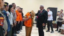 Bupati Johannes Rettob melantik Tim Reaksi Cepat (TRC) di Hotel Serayu, Senin (28/9/2026). (Foto: Istimewa)