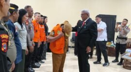 Bupati Johannes Rettob melantik Tim Reaksi Cepat (TRC) di Hotel Serayu, Senin (28/9/2026). (Foto: Istimewa)