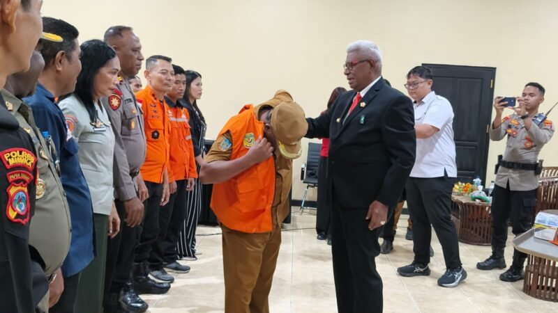 Bupati Johannes Rettob melantik Tim Reaksi Cepat (TRC) di Hotel Serayu, Senin (28/9/2026). (Foto: Istimewa)