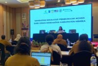 Kepala Bidang Pengendalian Penyakit (P2) Dinas Kesehatan Kabupaten Mimika, Linus Dumatubun, menyampaikan sambutannya pada pembukaan kegiatan pelatihan Pemanfaatan Buku Kesehatan Ibu dan Anak (KIA), Deteksi Dini PD3I, serta Manajemen Terpadu Balita Sakit (MTBS) yang digelar di Hotel Swiss-Belhotel Timika, Senin (28/9/2026). (Foto: Dinas Kesehatan Kabupaten Mimika)