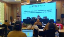 Kepala Bidang Pengendalian Penyakit (P2) Dinas Kesehatan Kabupaten Mimika, Linus Dumatubun, menyampaikan sambutannya pada pembukaan kegiatan pelatihan Pemanfaatan Buku Kesehatan Ibu dan Anak (KIA), Deteksi Dini PD3I, serta Manajemen Terpadu Balita Sakit (MTBS) yang digelar di Hotel Swiss-Belhotel Timika, Senin (28/9/2026). (Foto: Dinas Kesehatan Kabupaten Mimika)