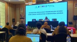 Kepala Bidang Pengendalian Penyakit (P2) Dinas Kesehatan Kabupaten Mimika, Linus Dumatubun, menyampaikan sambutannya pada pembukaan kegiatan pelatihan Pemanfaatan Buku Kesehatan Ibu dan Anak (KIA), Deteksi Dini PD3I, serta Manajemen Terpadu Balita Sakit (MTBS) yang digelar di Hotel Swiss-Belhotel Timika, Senin (28/9/2026). (Foto: Dinas Kesehatan Kabupaten Mimika)
