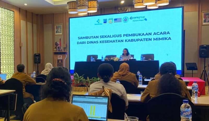Kepala Bidang Pengendalian Penyakit (P2) Dinas Kesehatan Kabupaten Mimika, Linus Dumatubun, menyampaikan sambutannya pada pembukaan kegiatan pelatihan Pemanfaatan Buku Kesehatan Ibu dan Anak (KIA), Deteksi Dini PD3I, serta Manajemen Terpadu Balita Sakit (MTBS) yang digelar di Hotel Swiss-Belhotel Timika, Senin (28/9/2026). (Foto: Dinas Kesehatan Kabupaten Mimika)