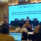 Kepala Bidang Pengendalian Penyakit (P2) Dinas Kesehatan Kabupaten Mimika, Linus Dumatubun, menyampaikan sambutannya pada pembukaan kegiatan pelatihan Pemanfaatan Buku Kesehatan Ibu dan Anak (KIA), Deteksi Dini PD3I, serta Manajemen Terpadu Balita Sakit (MTBS) yang digelar di Hotel Swiss-Belhotel Timika, Senin (28/9/2026). (Foto: Dinas Kesehatan Kabupaten Mimika)