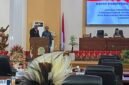 Bupati Mimika, Johannes Rettob, membacakan tangapan pemerintah dalam rapat paripurna menjawab pandangan umum fraksi DPRK Mimika. (Foto: Galeri Papua/Istimewa)
