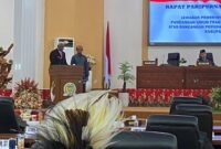 Bupati Mimika, Johannes Rettob, membacakan tangapan pemerintah dalam rapat paripurna menjawab pandangan umum fraksi DPRK Mimika. (Foto: Galeri Papua/Istimewa)