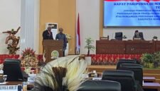 Bupati Mimika, Johannes Rettob, membacakan tangapan pemerintah dalam rapat paripurna menjawab pandangan umum fraksi DPRK Mimika. (Foto: Galeri Papua/Istimewa)